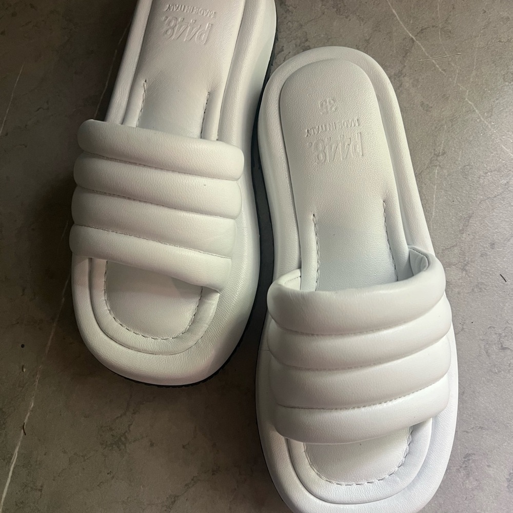 P448 Fergie Slide Sandal